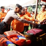 Pj Wali Kota Kediri, Zanariah, saat melakukan pemeriksaan perlengkapan penanganan bencana. Foto: Ist