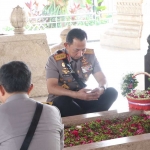 Kapolri saat ziarah ke Makam Bung Karno di Blitar.