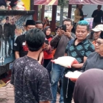 Pasangan nomor urut 1 dalam Pilkada 2024 di Kabupaten Blitar, Rijanto-Beky, saat membagikan sembako.