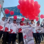 Bupati Ikfina melepas balon dalam gebyar Hari Jantung Sedunia Kabupaten Mojokerto. 