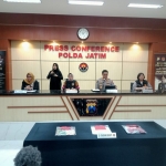 Kabid Humas Polda Jatim dan Dirres PPA/PPO saat konferensi pers