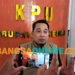 Anggota KPU Kabupaten Kediri Divisi Tehnis Penyelenggaraan Pemilu, Anwar Ansori, saat memberi keterangan kepada awak media. Foto: MUJI HARJITA/BANGSAONLINE