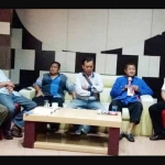 Kader dan pengurus PAN Jatim yang tergabung dalam Gerakan Penyelamat Partai (GPP) saat memberi keterangan pers di Surabaya, Senin (1/5).