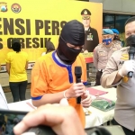 Kapolres Gresik, AKBP Arief Fitrianto saat menginterogasi tersangka JRA beserta 6 PSK. foto: SYUHUD/ BANGSAONLINE