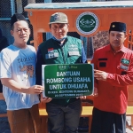 Penyerahan bantuan rombong oleh Ketua Lazisnu Surabaya, M. Kosim, kepada pelaku UMKM di Kebangsren, Kecamatan Genteng. Foto: Ist.