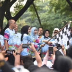 Wali Kota Kediri Vinanda Prameswati bersama Wakil Ketua DPRD Provinsi Jawa Timur, Sri Wahyuni, saat melepas peserta Mlaku Bareng. (Ist)