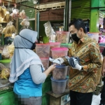 BAGI MASKER: Wabup Nur Ahmad membagikan masker sekaligus sosialisasi PSBB, di Pasar Krian, Selasa (21/4). foto: ist