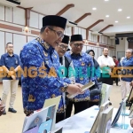 Wakil Bupati Gresik ketika membaca salah satu koleksi buku saat peluncuran Rubadira. Foto: SYUHUD/BANGSAONLINE