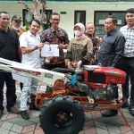 Ketua DPD Golkar Sidoarjo, Adam Rusydi (baju putih), saat menyerahkan bantuan berupa hand traktor untuk petani.