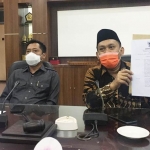 Ketua DPRD Jember, Itqon Syauqi sedang menunjukan Surat Sanksi Administratif dari Gubernur Khofifah, yang ditujukan kepada Bupati Jember Faida.