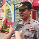 Kasi Humas Polres Pamekasan AKP Sri Sugiarto saat diwawancarai wartawan di depan Posko Pengamanan Nataru 2024. 