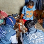 Petugas Homecare PEDULI RSUD Gambiran Kota Kediri saat mengecek kesehatan warga. (foto: ist)