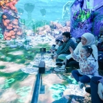 Khofifah bersama cucunya, Aisyah Nabila saat menikmati wahana Virtual Immersive Park di Jatim Park 2