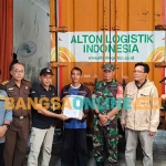 Logistik berupa surat suara untuk pemilihan wali kota dan wakil wali kota saat diterima di gudang KPU Kota Kediri. Foto: MUJI HARJITA/BANGSAONLINE