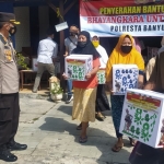 Wakapolresta Banyuwangi AKBP Didik Hariyanto saat pembagian sembako bantuan Bakti Sosial Bhayangkara.
