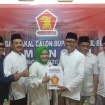 Kartika Hidayati foto bersama Ketua DPC Gerindra Tsalis Fahmi dan Muslimat NU Lamongan.