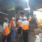 Para petugas BPS Tuban saat sosialisasi ke pasar-pasar. foto: udin/ BANGSAONLINE
