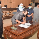 Ketua DPRD Lamongan, H. Abdul Ghofur saat menandatangani Raperda RDTR Paciran dan Pembangunan Industri dengan disaksikan Bupati Fadeli. (foto: ist).