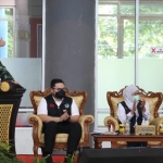 Panglima TNI, Marsekal Hadi Tjahjanto saat memberi sambutan, tampak Bupati Kediri Hanindhito Himawan Pramana dan Gubernur Jawa Timur Hj. Khofifah Indar Parawansa. (Ist).