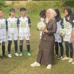 Wakil Ketua DPRD, Gresik Nur Saidah, saat memberi dukungan kepada pemain sepak bola wanita dari Kota Pudak yang akan berlaga di Porprov Jatim 2022. Foto: SYUHUD/BANGSAONLINE