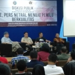 Diskusi publik yang digelar di aula Universitas Widyagama Malang. Bersama para pakar Pers dari Dewan Pers, IJTI dan ahli Pers. Foto: IWAN IRAWAN/BANGSAONLINE