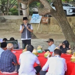 Bupati Arifin menyampaikan aspirasinya kepada Pemprov dan DPRD Jatim saat kunjungan di Trenggalek, di kawasan Pantai Mutiara. (Ist)
