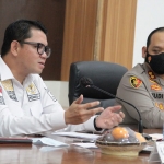 Anggota DPR RI Komisi III, Artheria Dahlan dan Kapolres Kediri Kota AKBP Wahyudi. (Foto: Ist./ BANGSAONLINE.com)