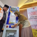
H. Irwan Setiawan, Ketua DPW PKS Jatim melaunching ATM Beras di kantor DPW PKS Jawa Timur. foto : istimewa.