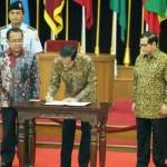 Presiden RI, Joko Widodo menandatangani Surat Keputusan pada Peringatan Hari Lahirnya Pancasila dengan tema "Pidato Bung Karno 1 Juni 1945" di Gedung Merdeka, Bandung, Jawa Barat, 1 Juni 2016. 