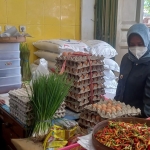 Wali Kota Mojokerto, Ika Puspitasari, ketika memantau harga sembako di pasaran. Foto: YUDI EKO PURNOMO/ BANGSAONLINE