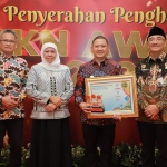Pj. Wali Kota Batu, Aries Agung Paewai bersama Gubernur Jawa Timur, Khofifah Indar Parawansa saat menerima penghargaan BKN Awards 2023, dari Plt. Kepala BKN, Bima Haria Wibisana.