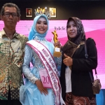 Juara 1 Miss Hijab Indonesia 2021, Nurul Iftitah, saat didampingi kedua orangtuanya.