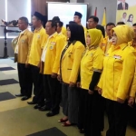 Ketua Golkar Gresik Ahmad Nurhamim saat mengukuhkan pengurus LPK. foto: SYUHUD/ BANGSAONLINE