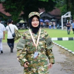 Wali Kota Kediri Vinanda Prameswati dengan balutan seragam Komcad. Foto: Ist.