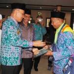 CJH tertua saat memberikan penghargaan dari Pj Bupati Lamongan, Wahid Wahyudin. (haris/BANGSAONLINE)