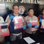 Kasatresnarkoba Polres Jombang, AKP Ahmad Yani saat rilis pers pengungkapan kasus penangkapan dua pengedar sabu