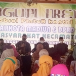 Wali Kota Madiun Maidi saat memberitakan penjelasannya dalam acara Ngopi Ireng di lapak Oro-Oro Ombo.