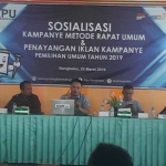 Komisioner KPU Bangkalan Divisi Parmas, Faisal Rahman (pegang mik), menjelaskan terkait kampaye di media.