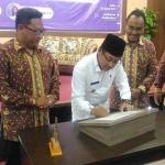 Wali Kota Malang Sutiaji menandatangani prasasti rumah kreatif milik Universitas Kanjuruhan Malang, usai memberikan sambutan seminar pusat bisnis dan kewirausahaan, Rabu (20/3). foto: IWAN IRAWAN/BANGSAONLINE