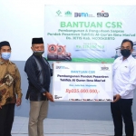 General Manager of CSR SIG Edy Saraya (kedua dari kanan) menyerahkan bantuan kepada Ketua Yayasan Bukit Shafa Marwah Misbahul Huda. (foto: ist)