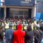 Massa yang menggeruduk kantor Mandiri Tunas Finance di Jl Majapahit, Kota Mojokerto. foto: soffan/ bangsaonline.com