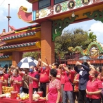 Puluhan Umat Tempat Ibadah Tri Dharma (TITD) Kelenteng Kwan Sing Bio Kabupaten Tuban saat melakukan sembahyang di luar pintu gerbang. (foto: ist).