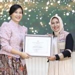 Wali Kota Mojokerto, Ika Puspitasari (kanan), menerima langsung penghargaan dari Wakil Menteri Pemberdayaan Perempuan dan Perlindungan Anak (PPPA) Veronika Tan. (Ist)