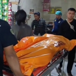 Jenazah korban saat dievakuasi petugas