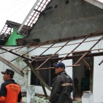 Salah satu rumah warga di Desa Ngreco, Kecamatan Kandat yang rusak usai diterjang angin kencang. foto: ist.  