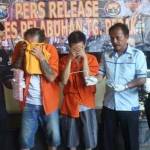 Dua pelaku saat diamankan di Mapolres Tanjung Perak. foto: ekoyono/BANGSAONLINE