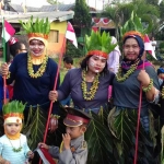 KREATIF: Warga berkostum berbahan daun saat Pawai Budaya Dusun Tlogo Desa Sidokerto, Buduran, Minggu (27/8) lalu. foto: istimewa