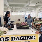 Satgas pangan Polres Ngawi saat mengecek harga dan stok daging sapi di stan kios daging di Pasar Besar Ngawi