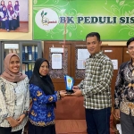 Penyerahan cendera mata antara pihak UPN Veteran Jatim dengan SMKN 2 Tuban.
