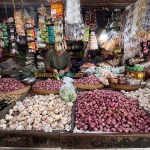 Pedagang bawang di Pasar Baru Tuban. Foto: Bangsaonline.